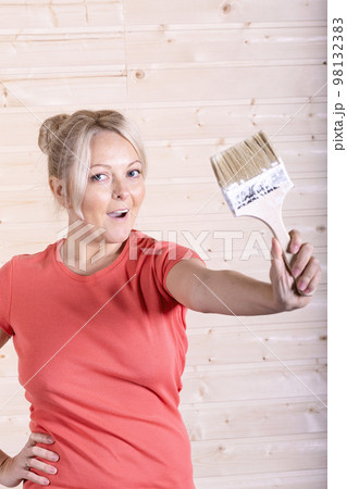 Woman with paint brush in hand 98132383