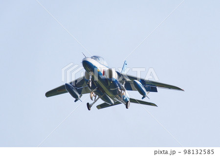 着陸するブルーインパルスのT-4 着陸するブルーインパルスのT-4 98132585