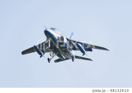 着陸するブルーインパルスのT-4 着陸するブルーインパルスのT-4 98132610