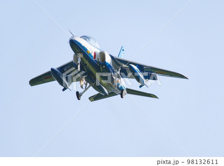 着陸するブルーインパルスのT-4 着陸するブルーインパルスのT-4 98132611