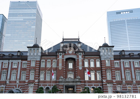 早朝の東京駅＜1月＞ 98132781