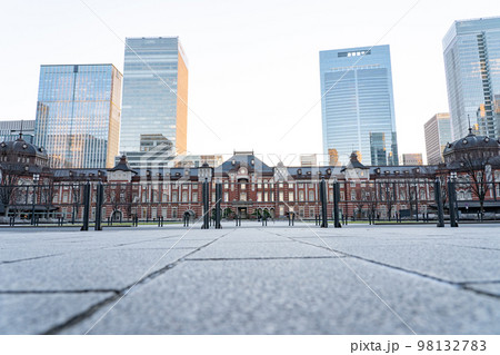 早朝の東京駅＜1月＞ 98132783