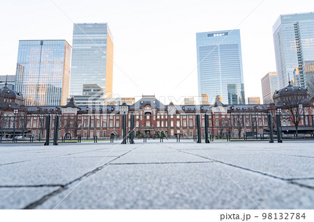 早朝の東京駅＜1月＞ 98132784