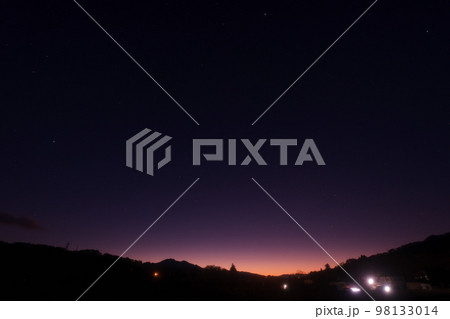 北杜市白州町、日の出前の明るくなり始めた東の空に春夏の星々が見える 98133014