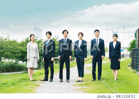 男女ビジネスパーソンの屋外ポートレート 98133652