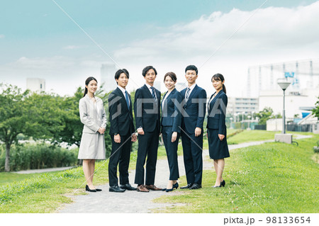 男女ビジネスパーソンの屋外ポートレート 98133654