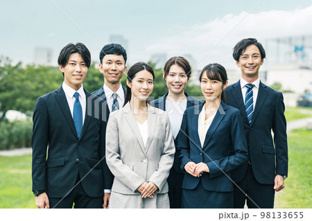 男女ビジネスパーソンの屋外ポートレート 98133655