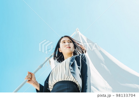旗を持つキャリアウーマン 旗を持つキャリアウーマン 98133704