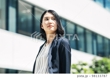 キャリアウーマンの屋外ポートレート 98133787