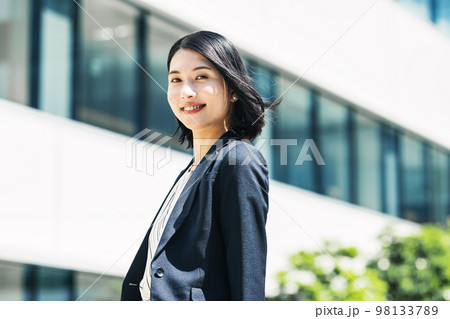 キャリアウーマンの屋外ポートレート 98133789