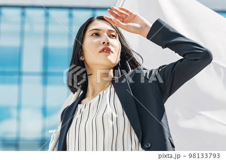 旗を持つキャリアウーマン 98133793