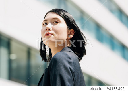 キャリアウーマンの屋外ポートレート 98133802
