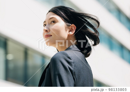 キャリアウーマンの屋外ポートレート 98133803