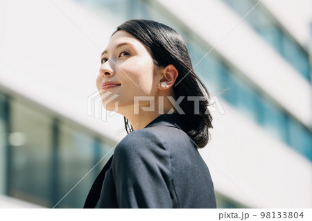 キャリアウーマンの屋外ポートレート 98133804
