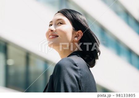 キャリアウーマンの屋外ポートレート 98133805