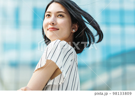 見上げる若い女性 98133809