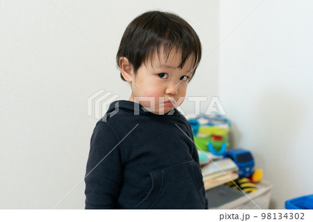 悲しい表情を男の子 悲しい表情を男の子 98134302