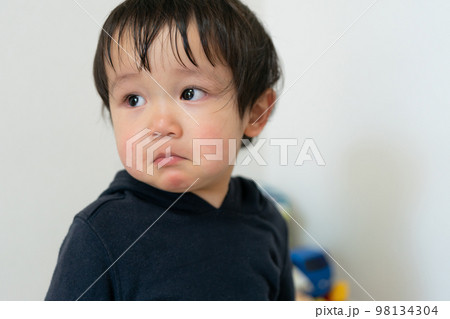 悲しい表情を男の子 98134304