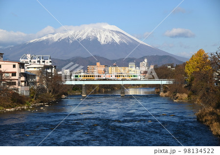 城下町盛岡から見える岩手山と鉄橋 98134522