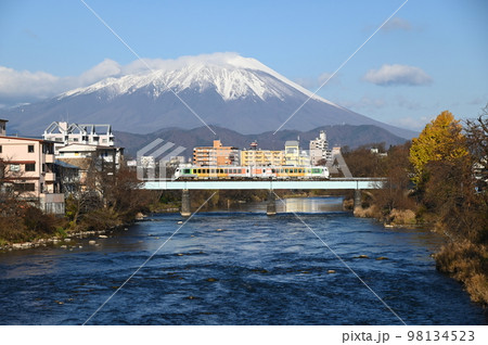 城下町盛岡から見える岩手山と鉄橋 98134523
