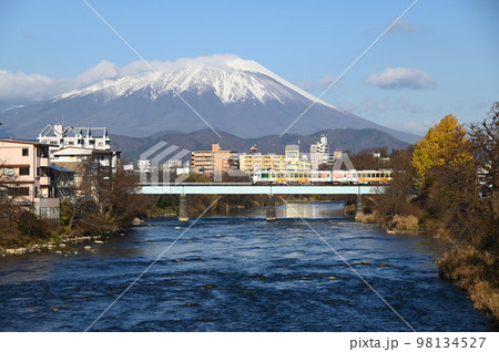 城下町盛岡から見える岩手山と鉄橋 城下町盛岡から見える岩手山と鉄橋 98134527