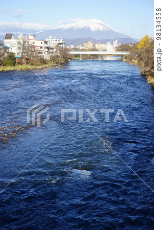 城下町盛岡から見える岩手山と鉄橋 城下町盛岡から見える岩手山と鉄橋 98134558