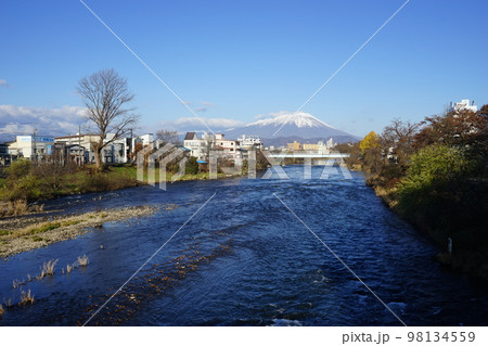 城下町盛岡から見える岩手山と鉄橋 98134559