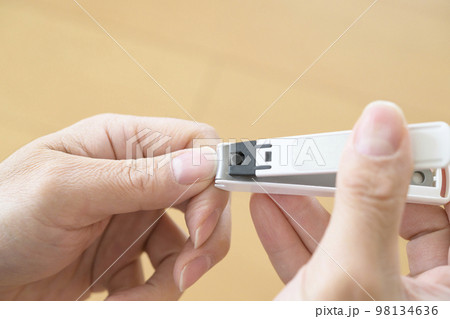 爪を切る 98134636