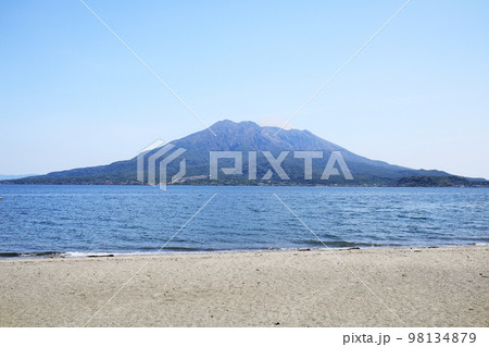 迫力のある桜島を眺める磯海水浴場 迫力のある桜島を眺める磯海水浴場 98134879