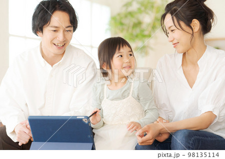 タブレット学習をする親子 98135114