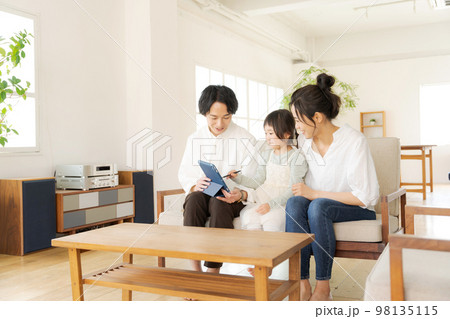 タブレット学習をする親子 タブレット学習をする親子 98135115