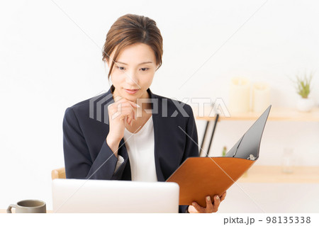 スーツ姿で働いている女性 98135338