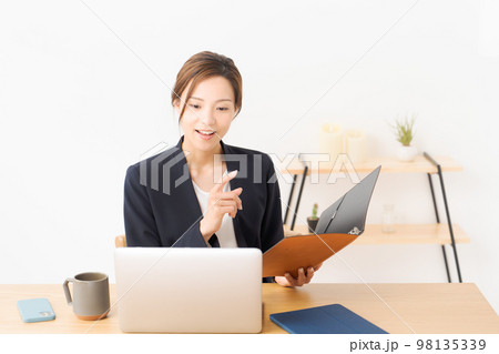 スーツ姿で働いている女性 98135339