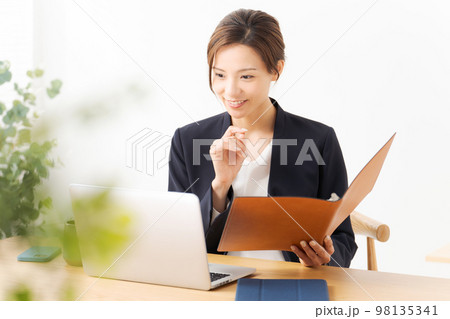 スーツ姿で働いている女性 98135341