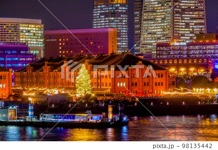クリスマスの横浜　Dec.2022　大混雑する赤レンガ倉庫 98135442