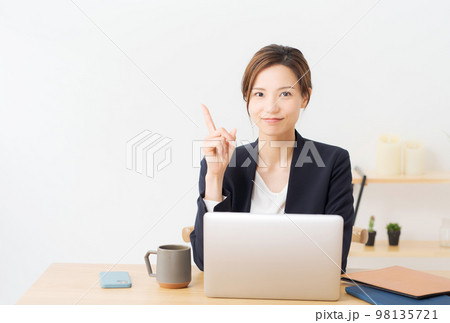 スーツ姿で働いている女性 98135721