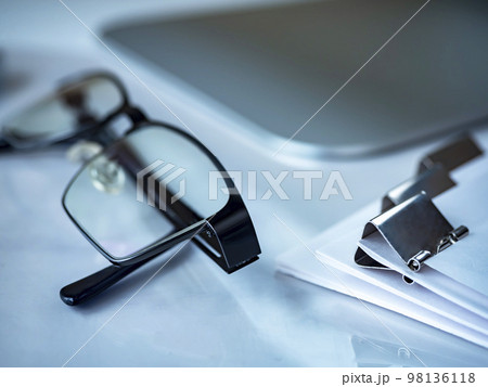 書類、メガネのビジネスイメージ  98136118