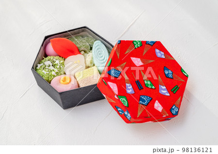 六角形の箱に入った干菓子 和菓子 かわいい 98136121