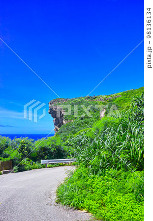 快晴の真夏の沖縄県宮古島。宮古島の南岸道路とムイガー断崖の風景。 98136134