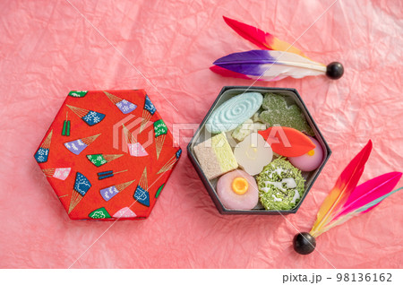 六角形の箱に入った干菓子 和菓子 羽根つき 羽子板 かわいい 98136162