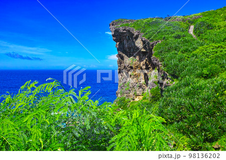 快晴の真夏の沖縄県宮古島。宮古島のムイガー断崖の風景。 快晴の真夏の沖縄県宮古島。宮古島のムイガー断崖の風景。 98136202