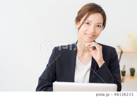 スーツ姿で働いている女性 98136215