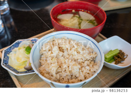 定食の麦ごはん 98136253