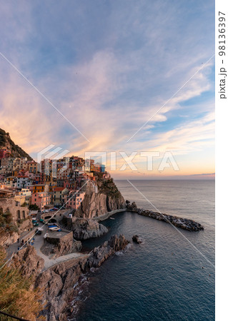 Small touristic town on the coast, Manarola, Italy. Cinque Terre 98136397