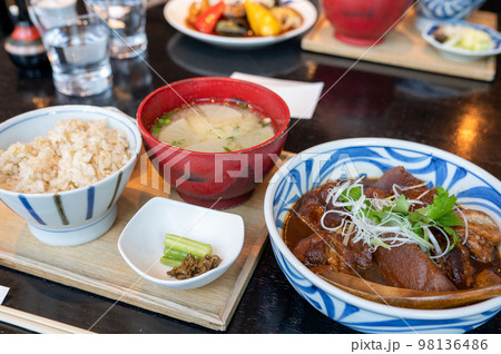 牛すじ煮込み定食 麦ごはん 味噌汁 98136486