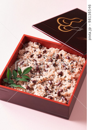 お重に盛り付けた赤飯 お重に盛り付けた赤飯 98136546