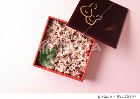 お重に盛り付けた赤飯 98136547