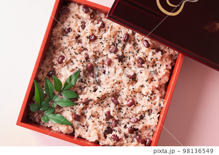 お重に盛り付けた赤飯 98136549