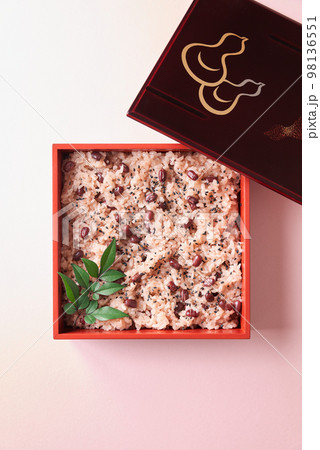 お重に盛り付けた赤飯 98136551