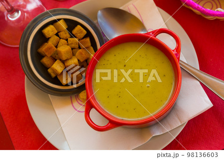 Vegetable cream soup with croutons Vegetable cream soup with croutons 98136603